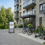 Apartment_building_entrance_with…_202606200924_2.jpeg