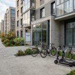 Apartment_building_entrance_with…_202606200943.jpeg